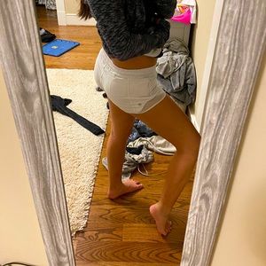 Lululemon White Hottie Hot Shorts 2.5” Size 2